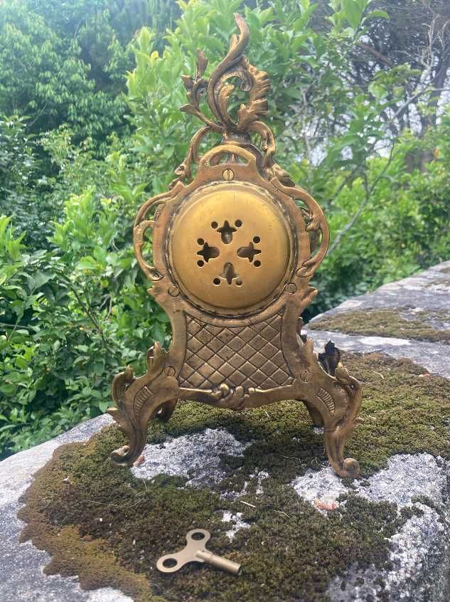 Relógio de corda em latão