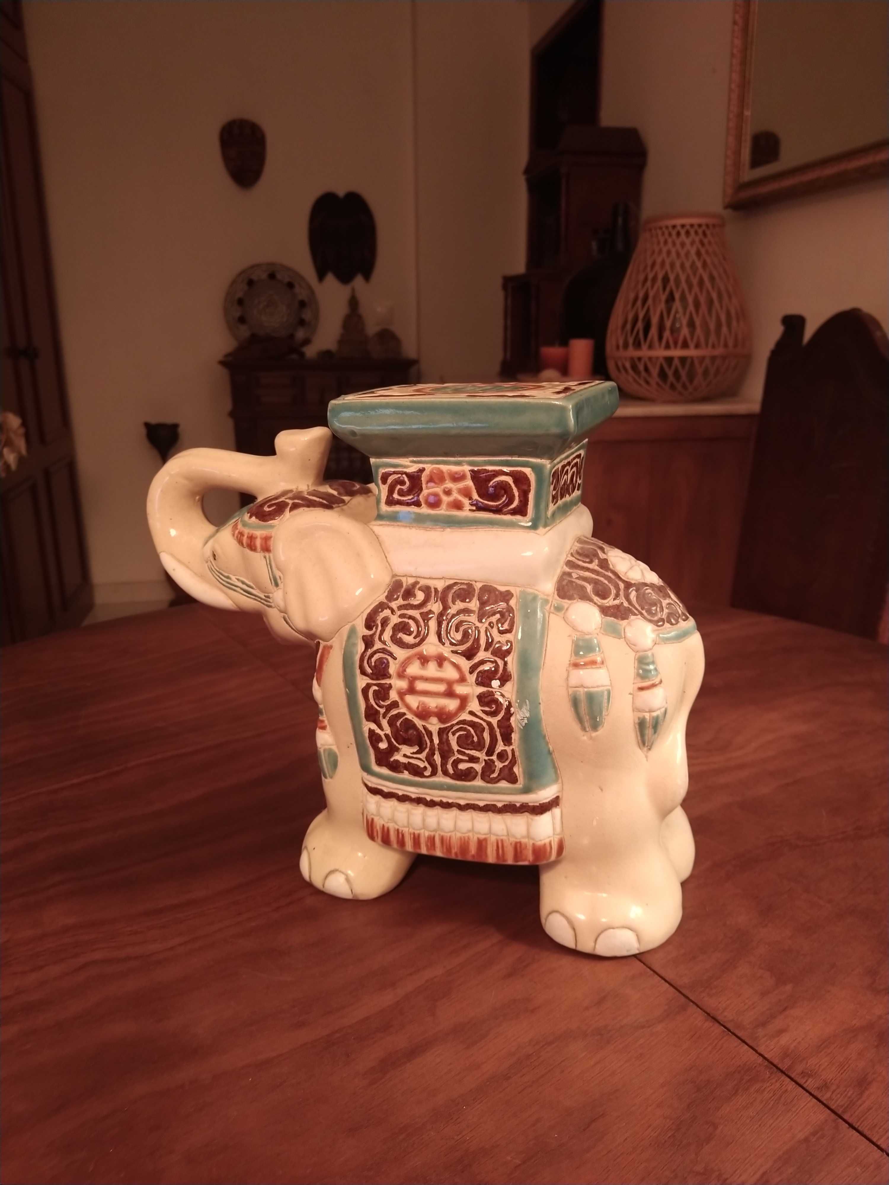 Elefante grande em porcelana