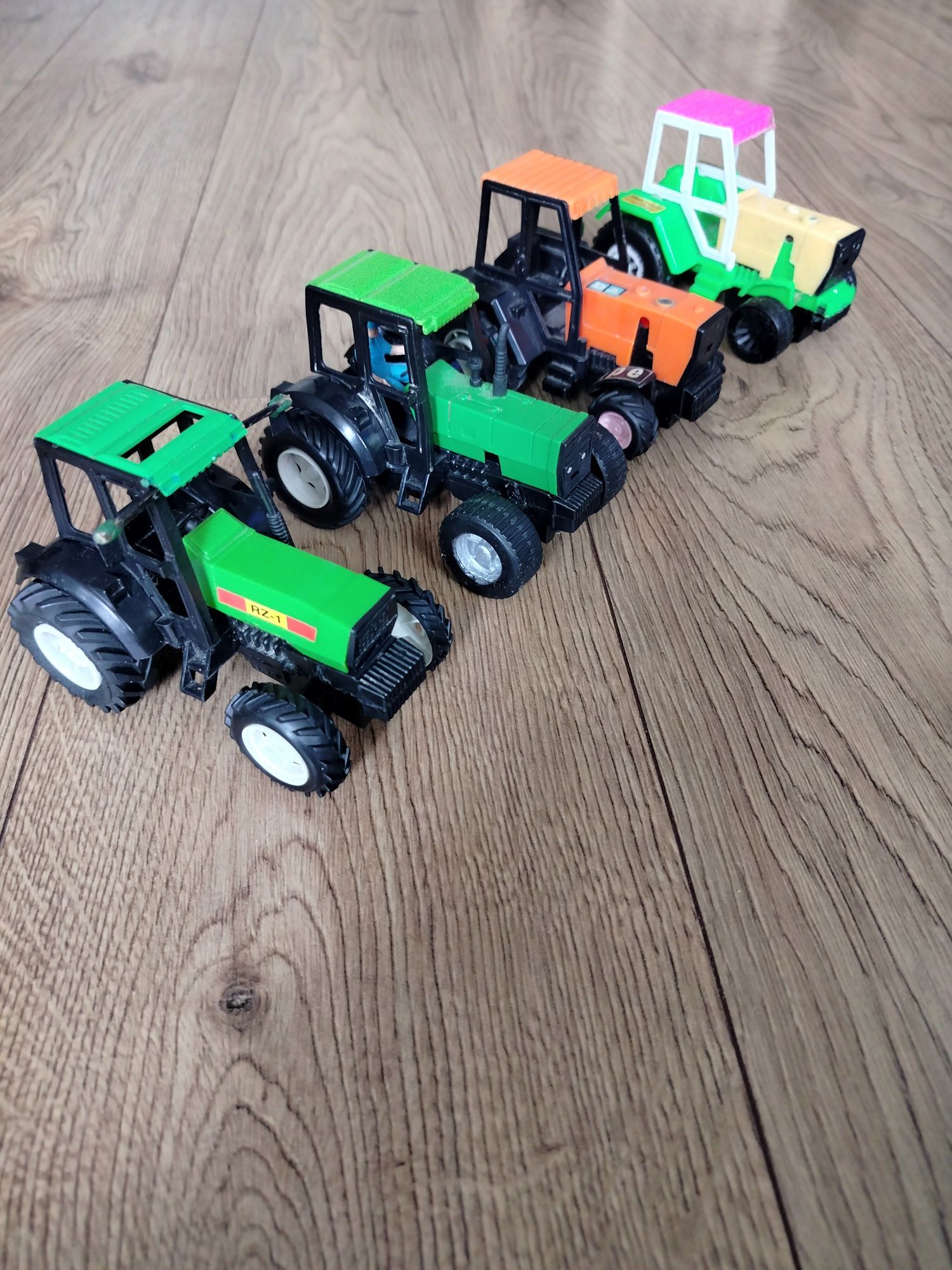 Traktorki cztery plastikowe