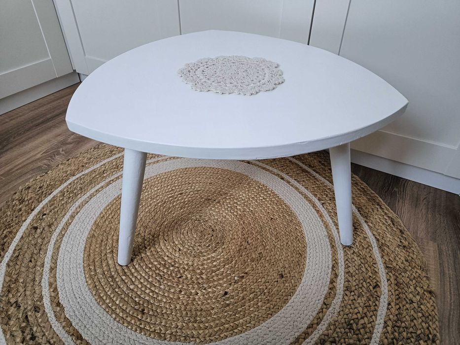 STÓŁ / Stolik niski biały trójkąt na 3 nogach / Ława szer 55cm +Gratis