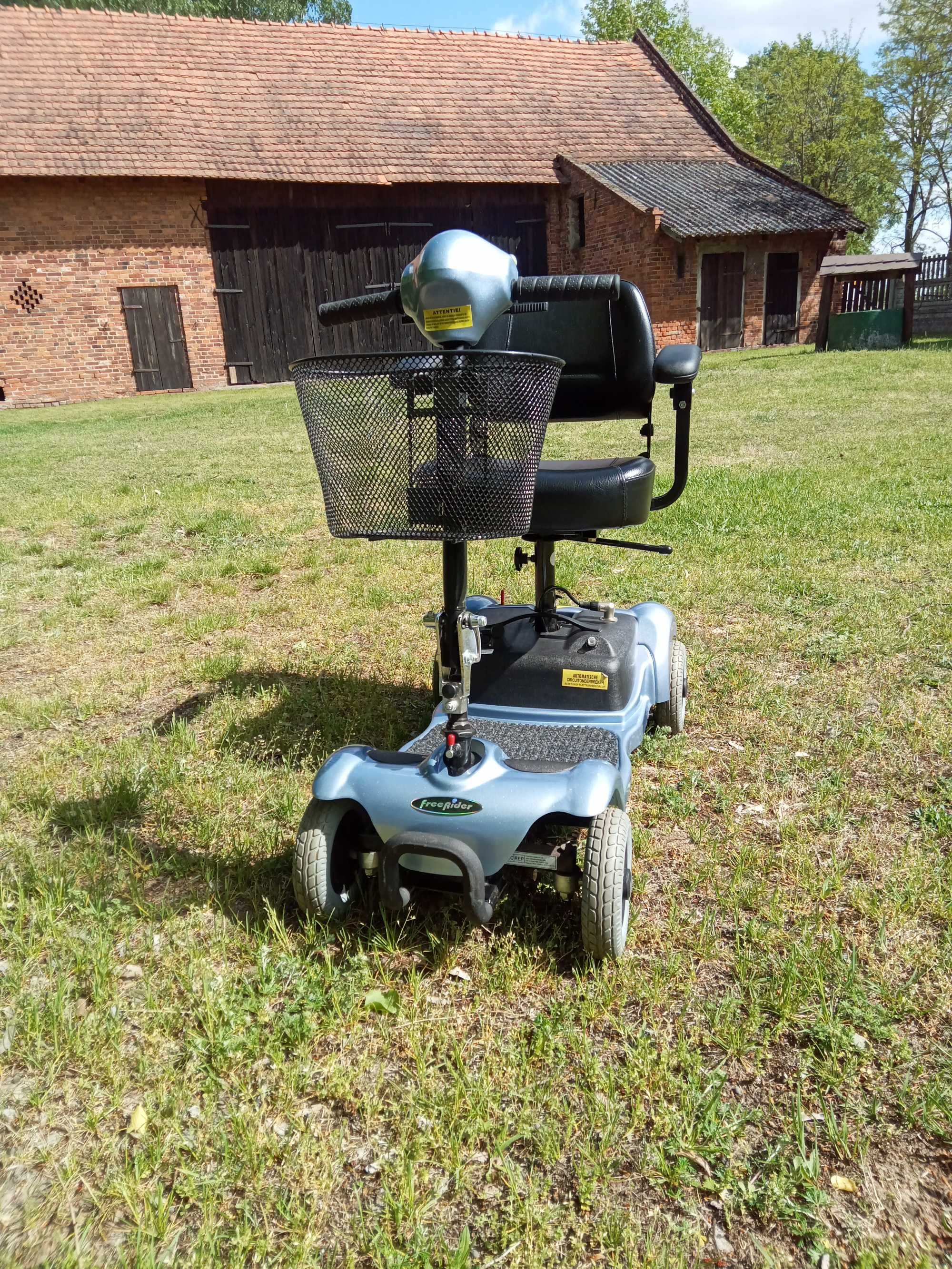 Wózek inwalidzki elektryczny czterokołowy