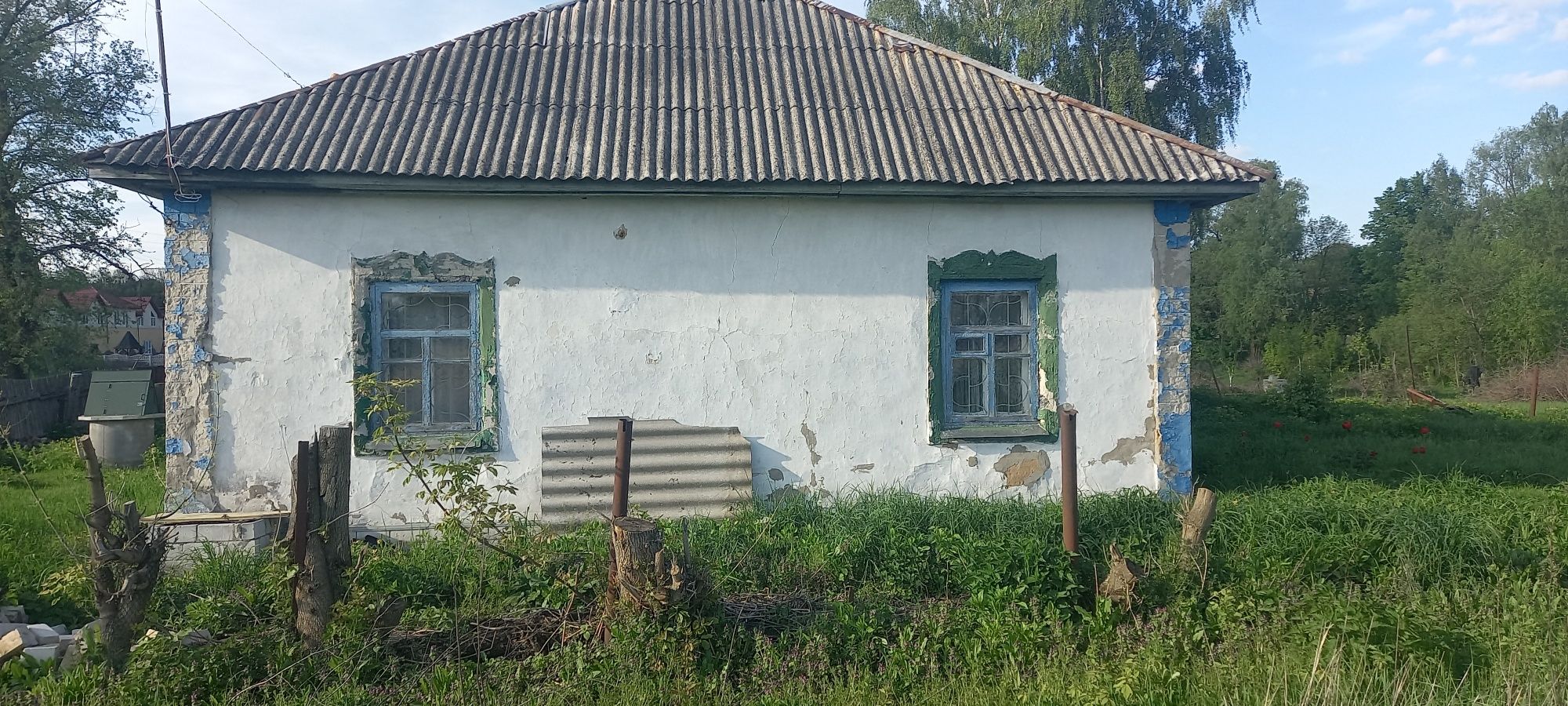 Продається старенький будинок з земельною ділянкою