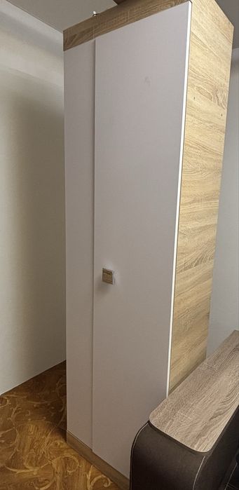 Продам шафу з вішаками та 1 поличкою