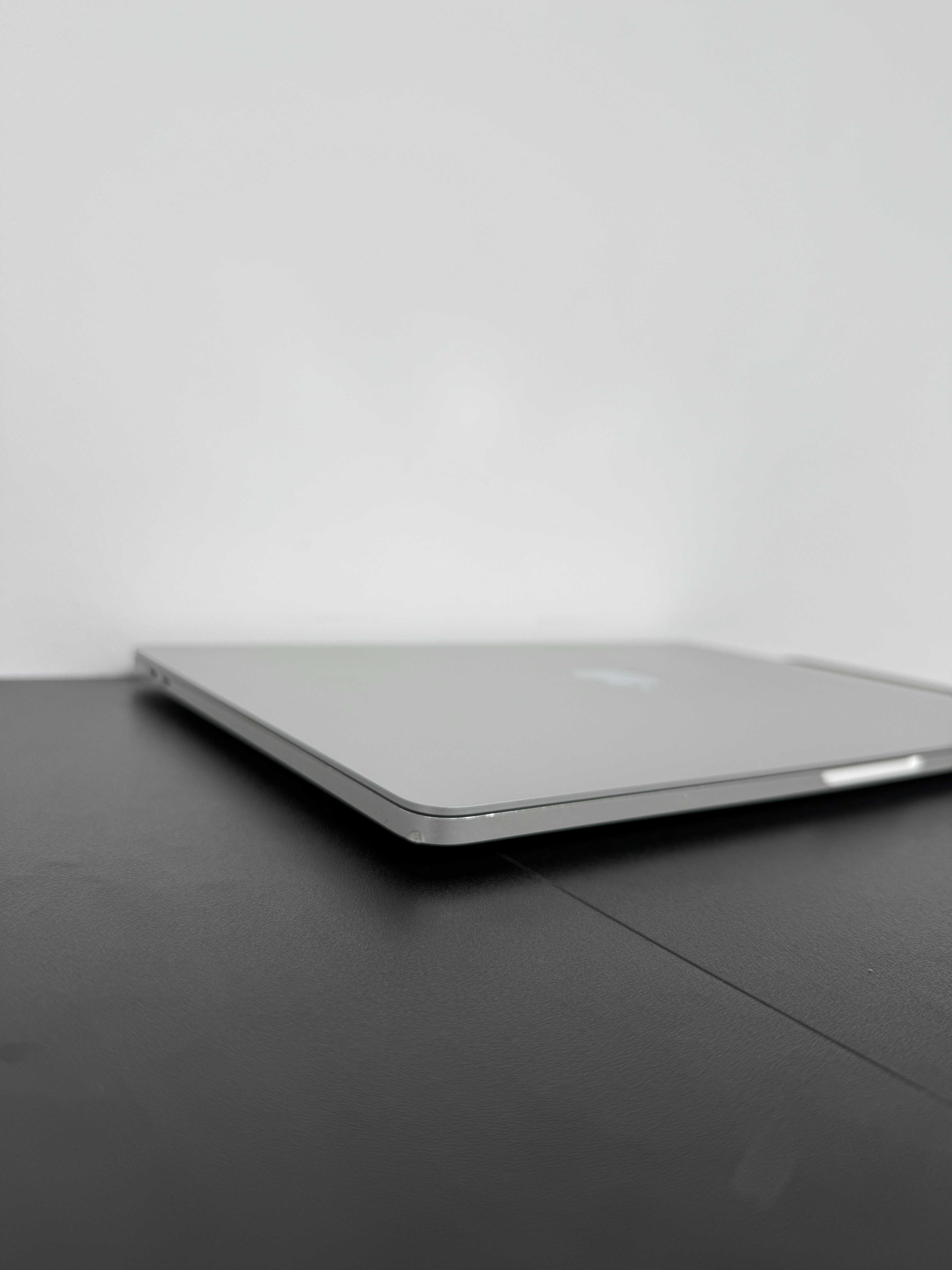 Macbook Pro 2020 (i5/8gb/ 256 ssd)