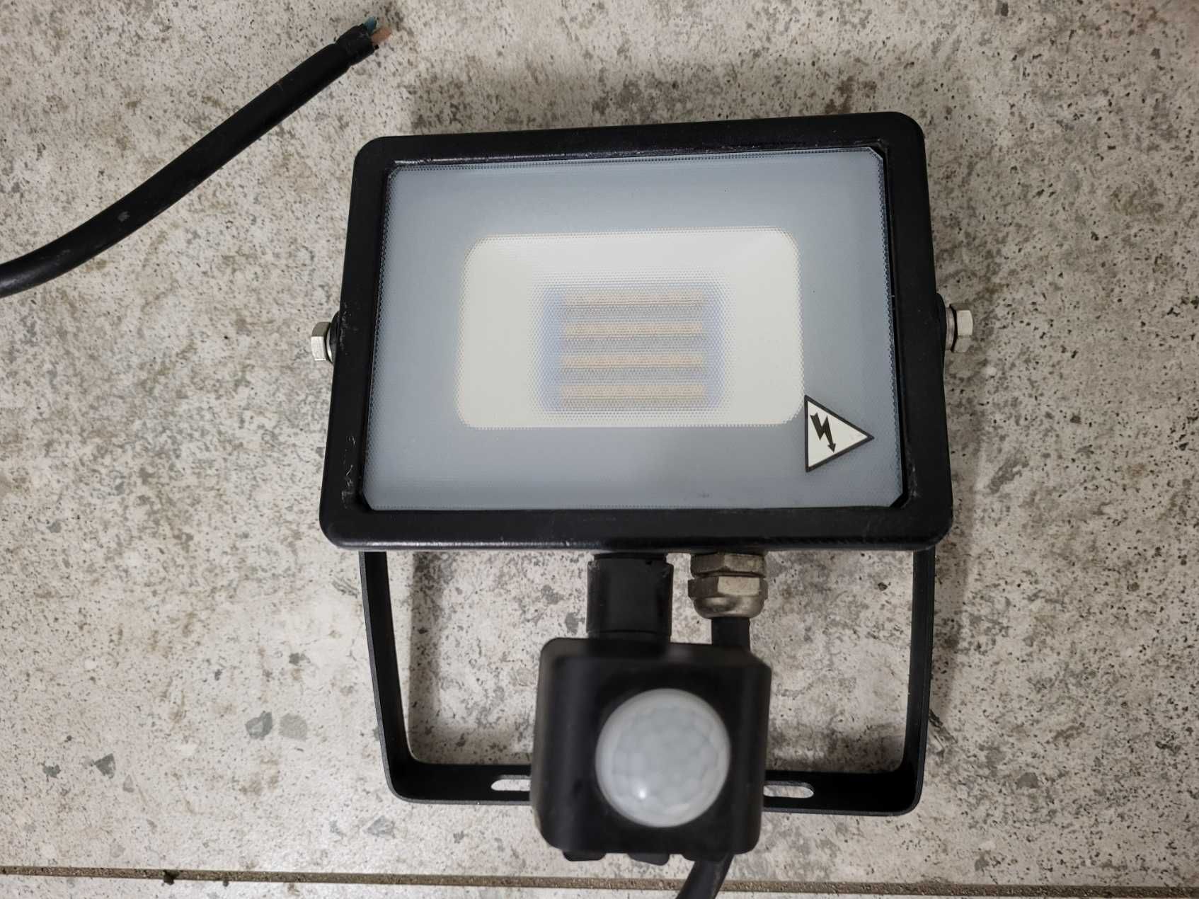 Halogen Naświetlacz LED czujnik ruchu 20W SAMSUNG V-TAC