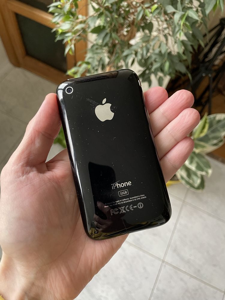 Apple iPhone 3GS 32 GB «залочений» але в хорошому стані, працює.