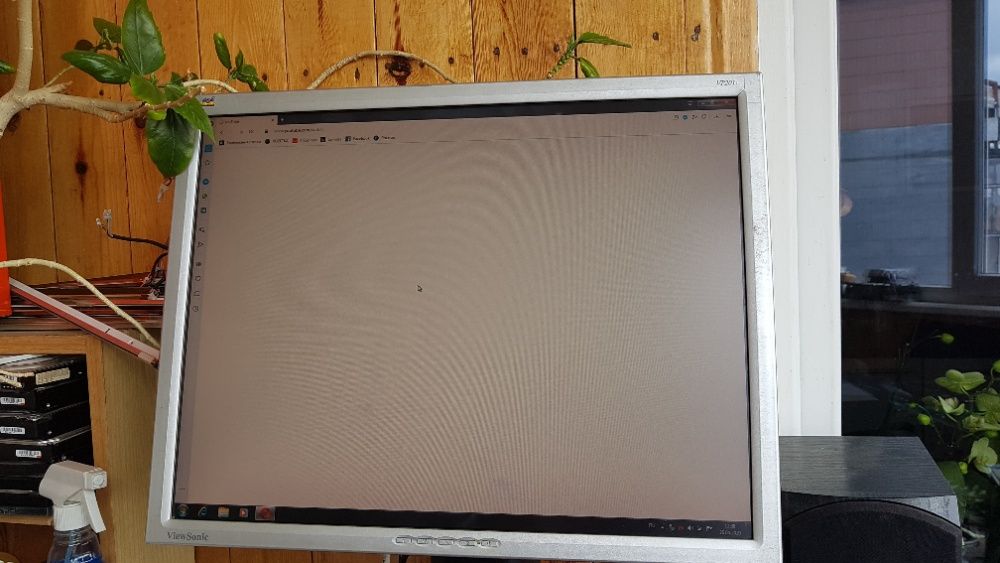 Монитор ViewSonic VP201S в рабочем состоянии.