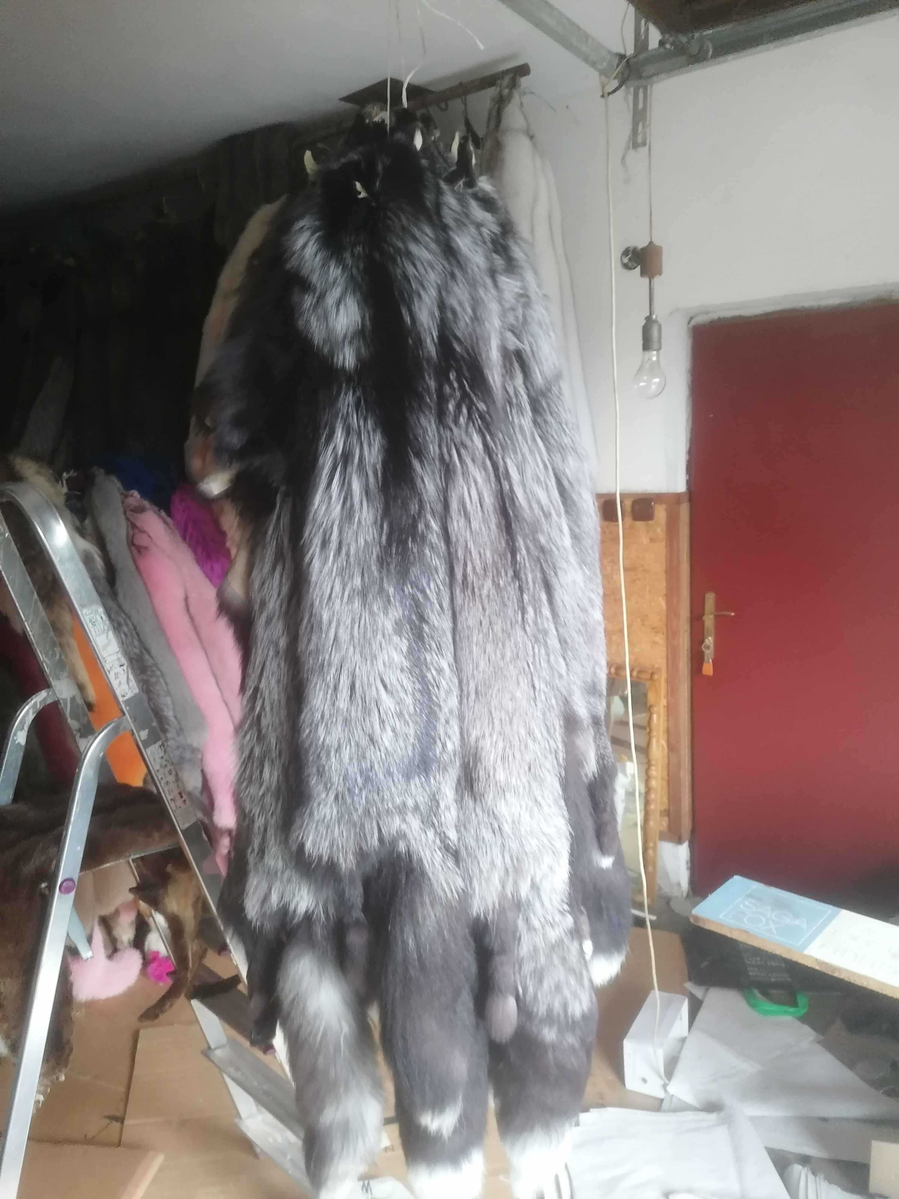 Skóry na futra jenot, lis