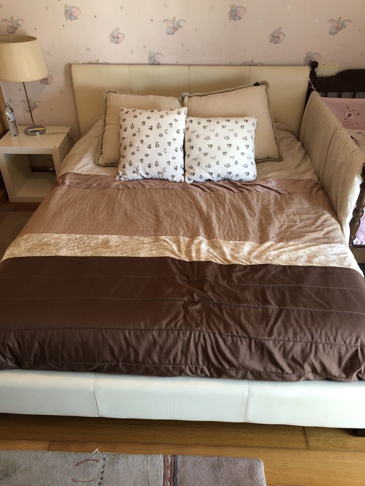 Cama de casal com cabeceira em creme