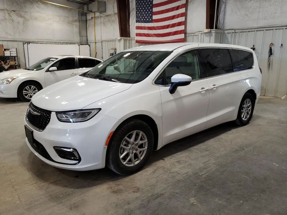 Chrysler Pacifica Duży amerykański minivan w drodze do Polski