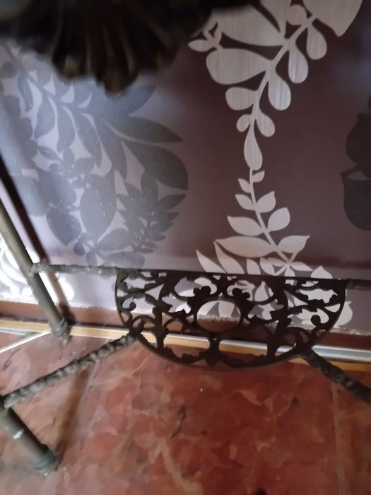 Credencia antiga com espelho em latão fundido e trabalhado com mármore
