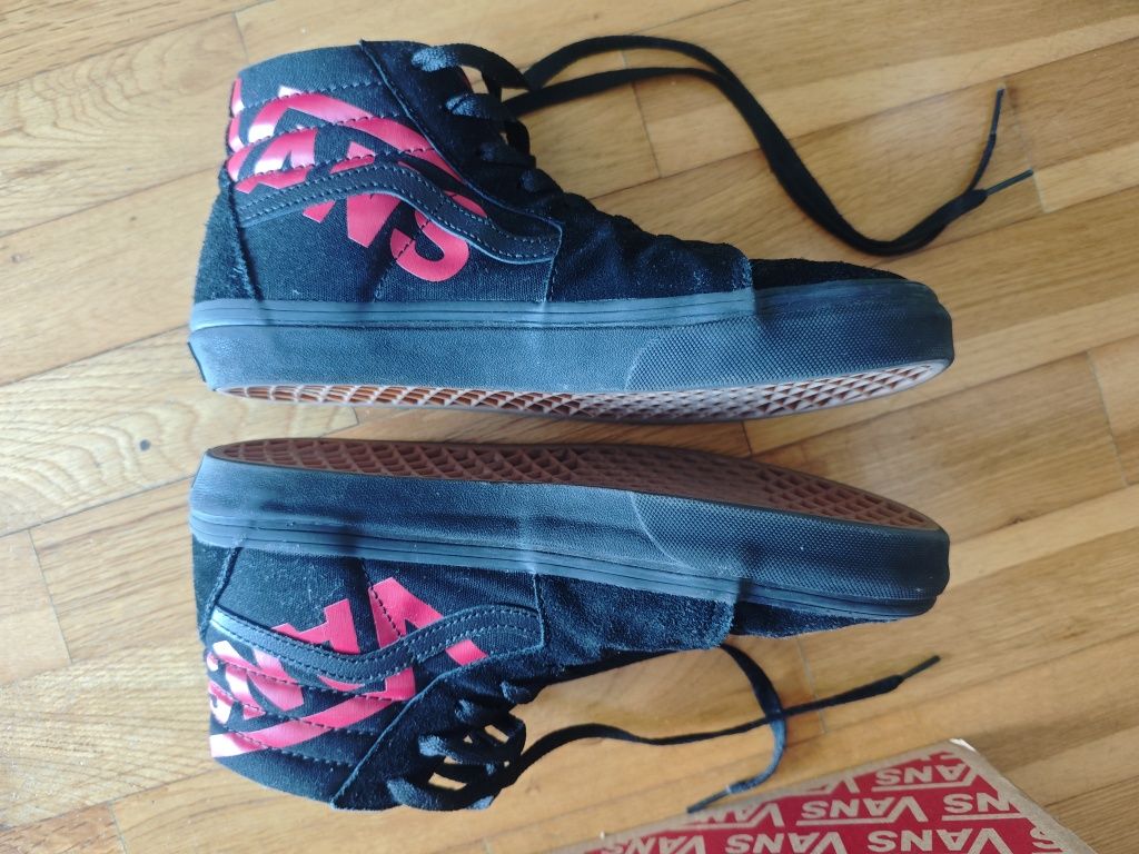 Sapatilhas sk8-HI pretas e vermelhas da Vans com estampagem