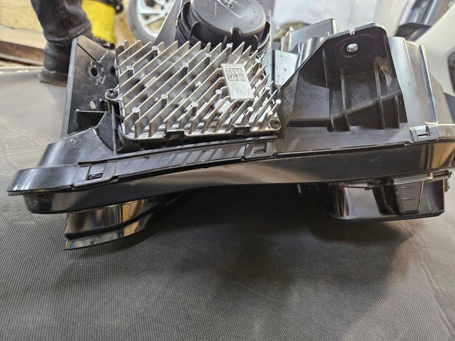 Фара права болт BOLT EUV 2023