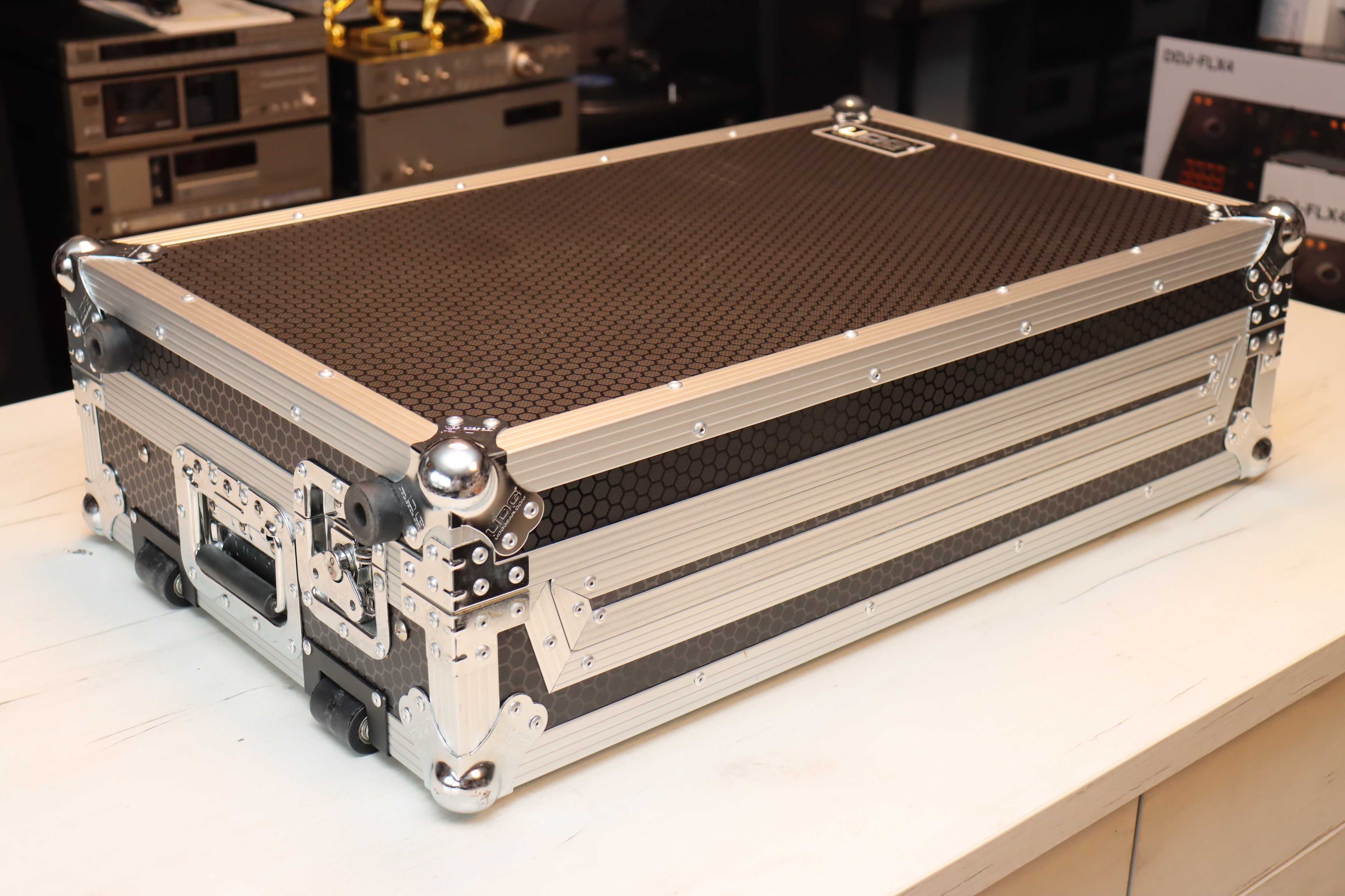 Case na rolkach UDG Pioneer XDJ RX2 / FLX10