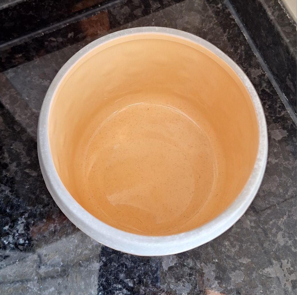 Vaso amarelo e cinza redondo