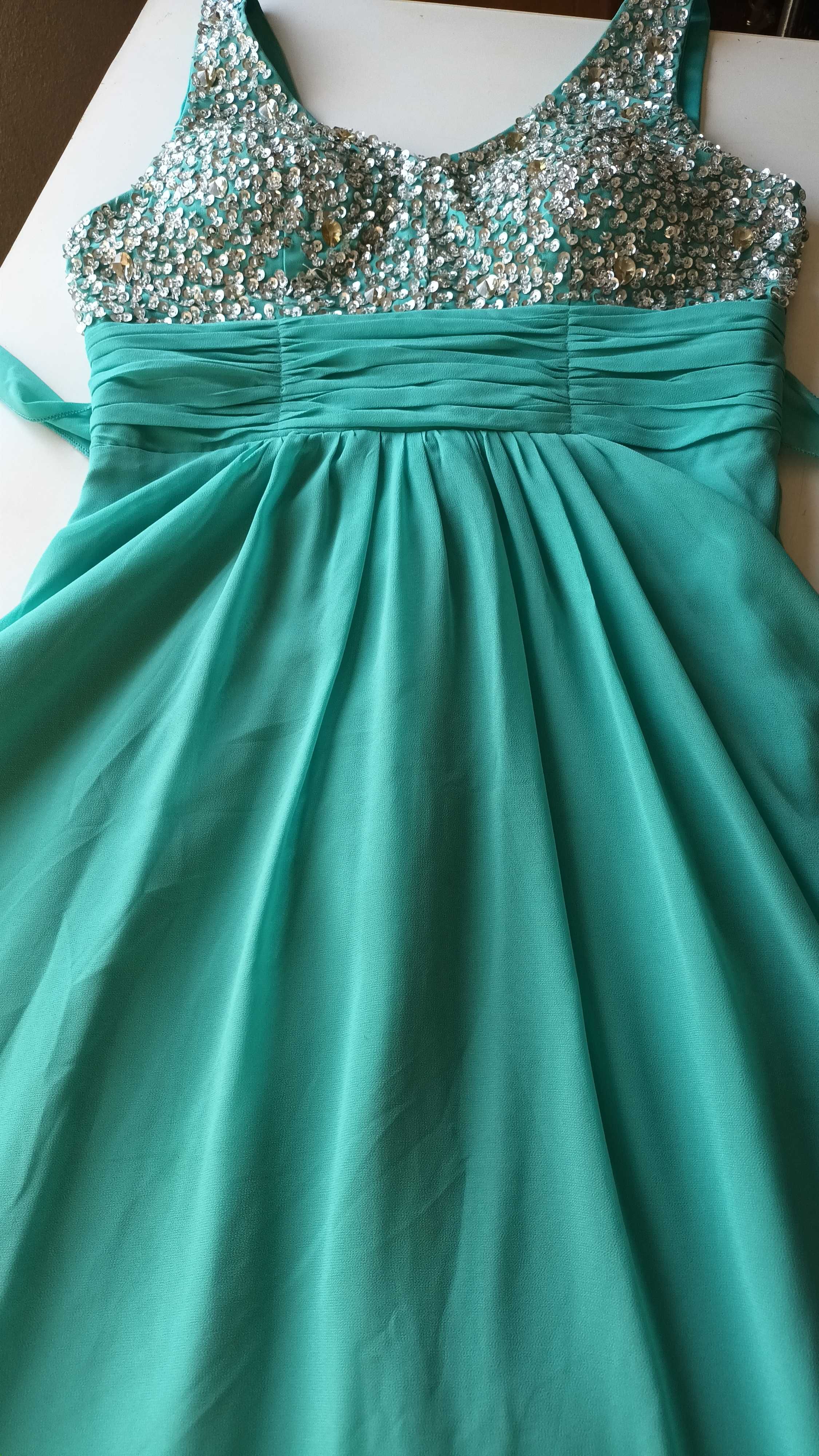 Vestido de cerimónia verde com brilhantes