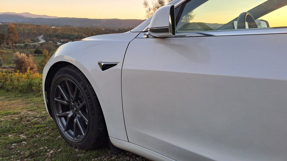 Tesla Model 3 Automovel de garagem