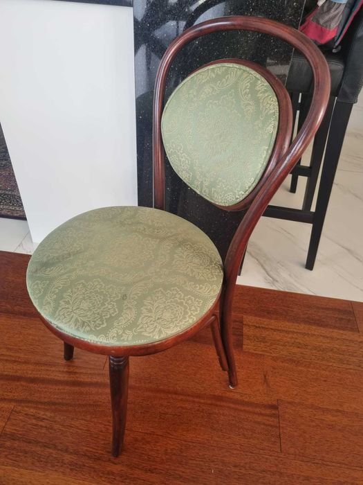 Krzesło drewniane z zielonym obiciem z i bez podłokietników