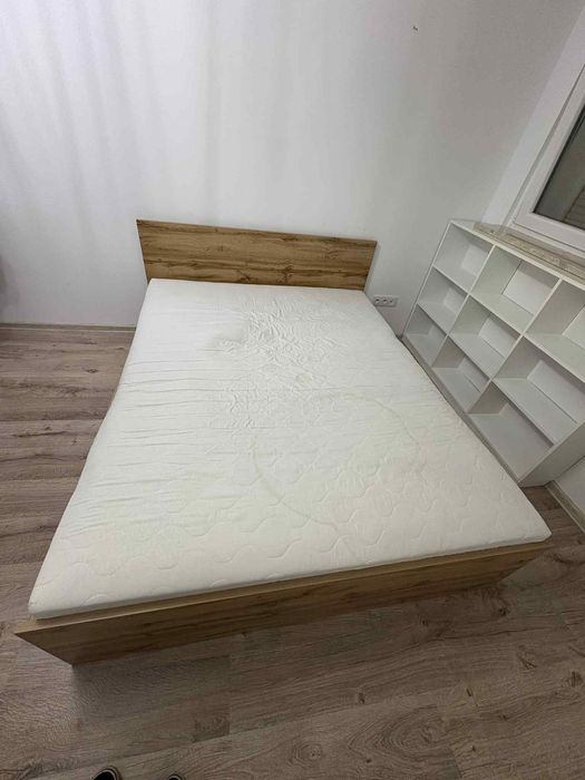 Łóżko z materacem