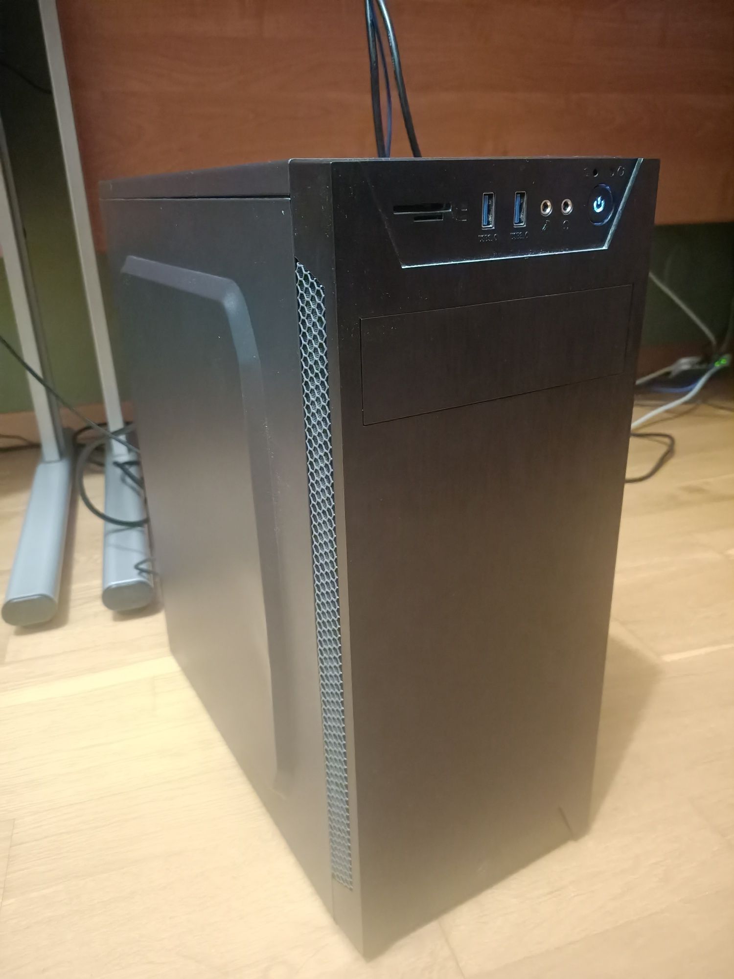 Komputer gamingowy z monitorem  i3-9100F/SSD970EVO500GB/RAM16GB3000MHz