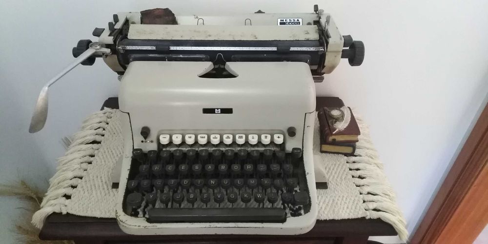 Máquina descrever antiga marca MESSA