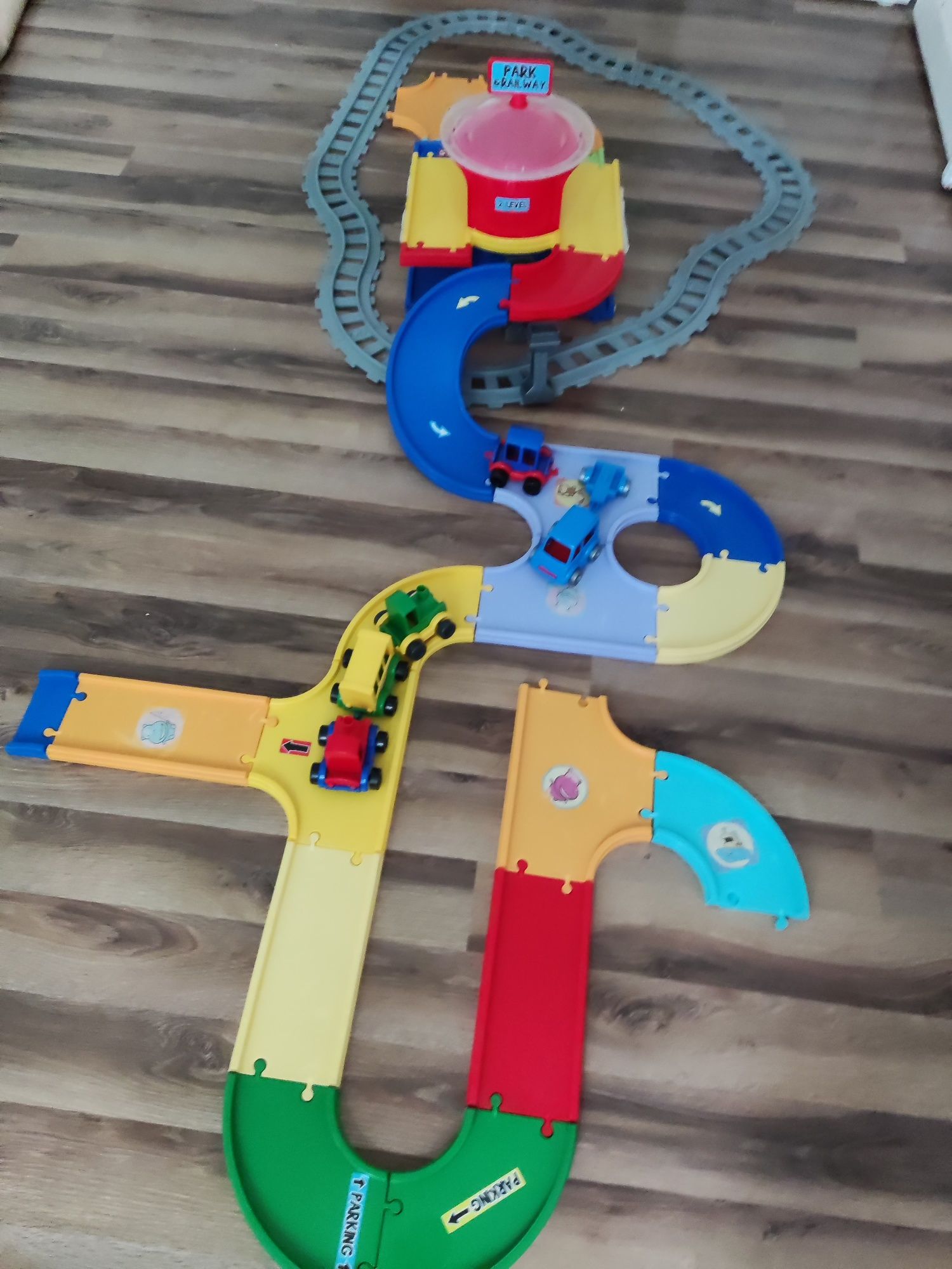 Stacja kolejowa Wader z parkingiem i drogami