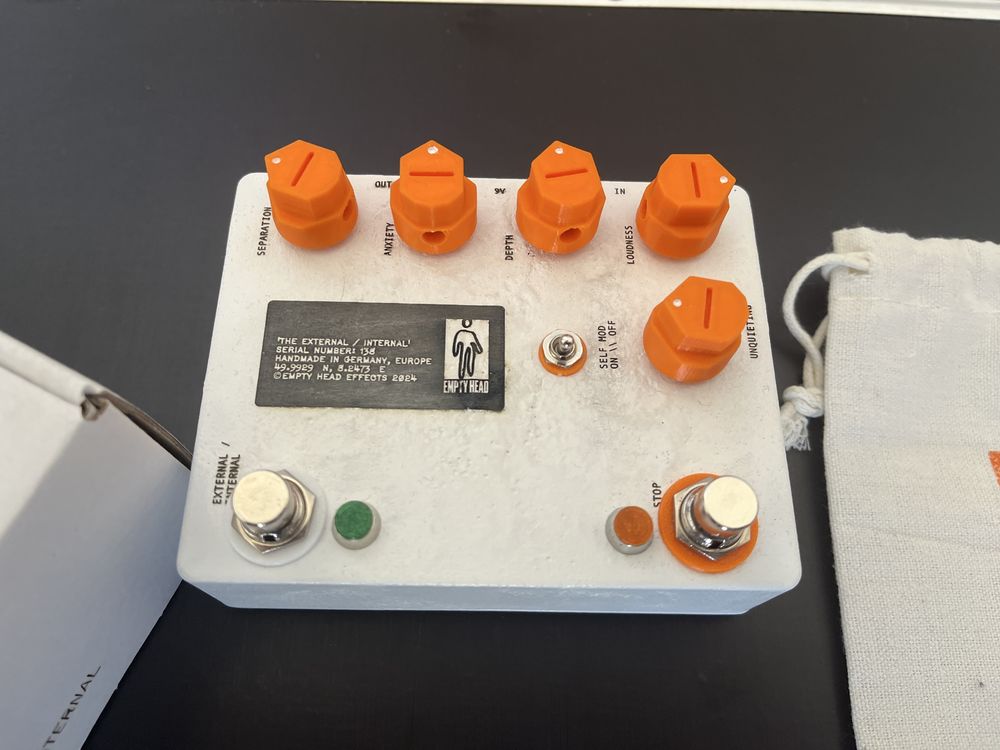 empty head effects the external/internal pedal efeito