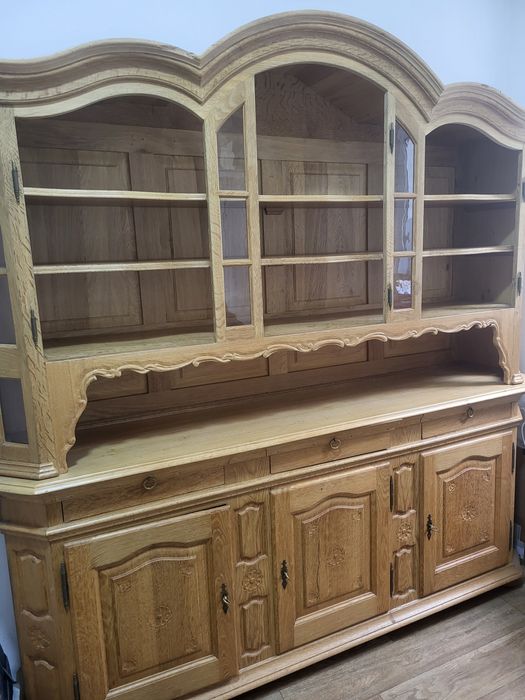 Продам дубовий сервант.