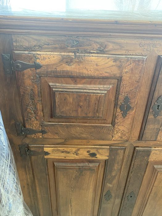 Antigo móvel de parede adaptado