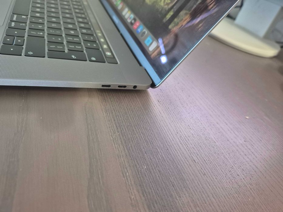 Apple Macbook PRO A1990 | i7-8850H | AMD PRO 560X | 512SSD |