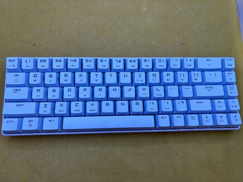 Mechaniczna klawiatura do gier C68 LED