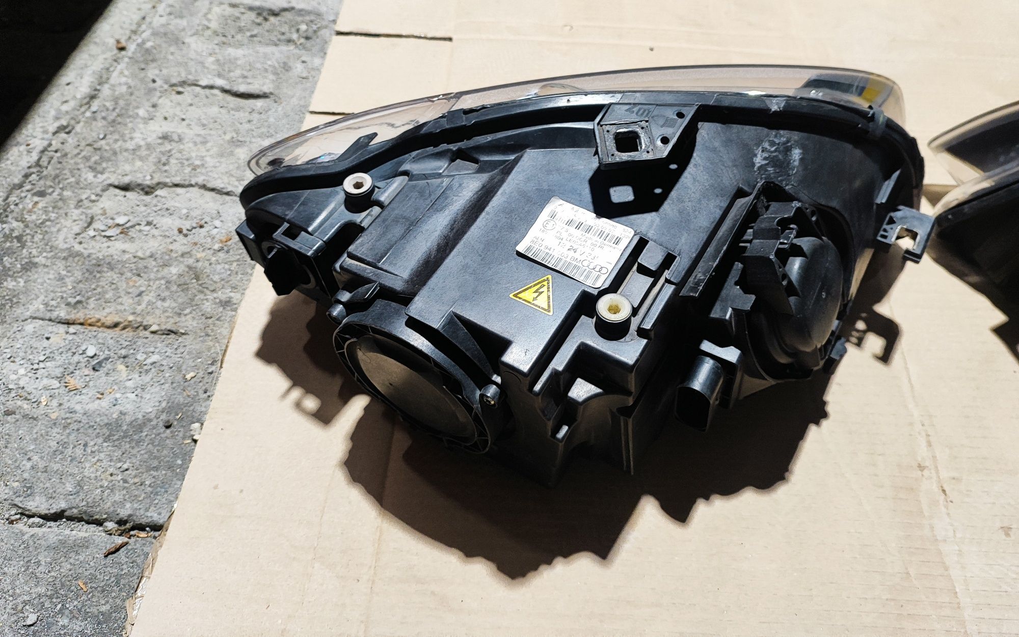 Lampy przednie Bi-xenon Audi A4 b7 po kompletnej regeneracji.
