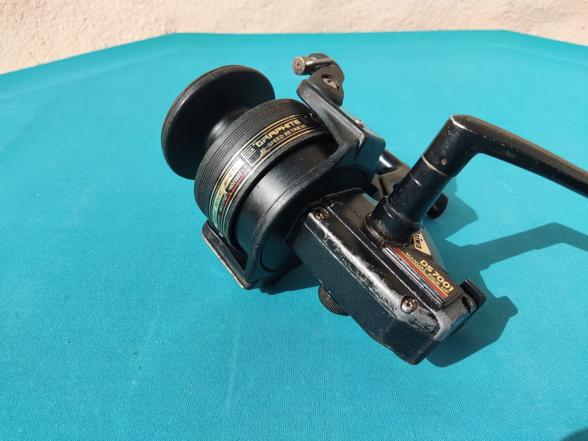 Carreto de pesca Daiwa DS 7001 Graphite manual pick up