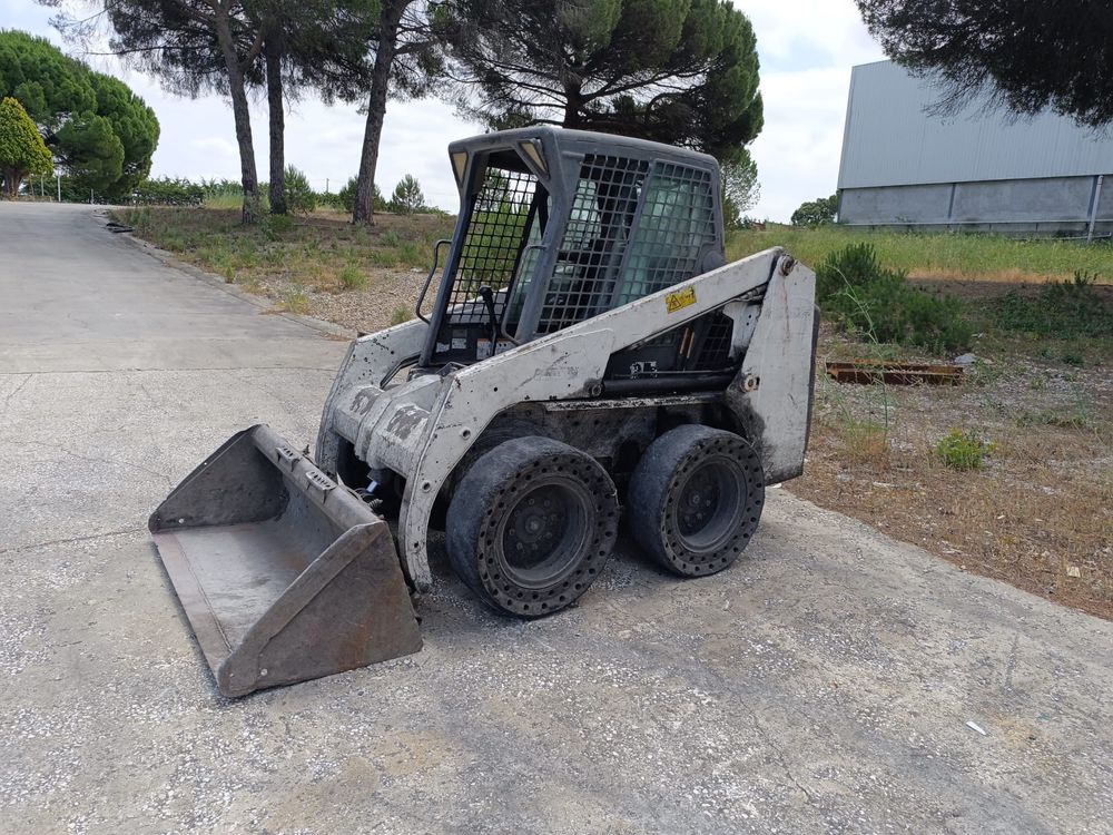 Aluga bobcat giratoria com manobrador
