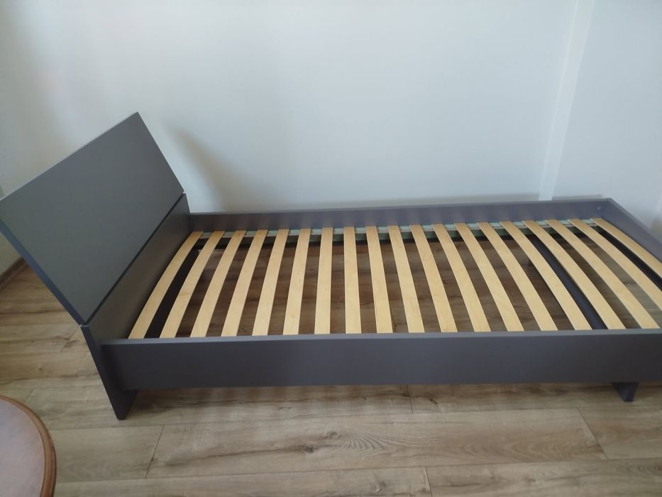 Łóżko jednoosobowe 90x200 cm solidne i wygodne