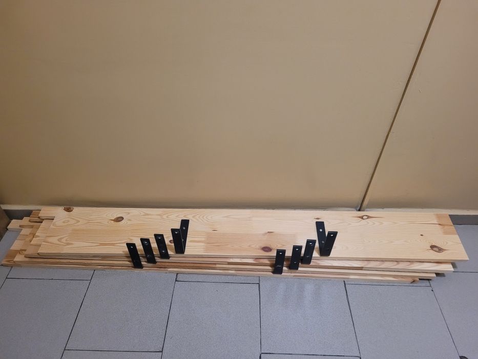 Półki sosnowe naścienne