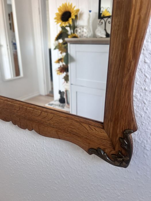 Lustro w drewnianej ramie