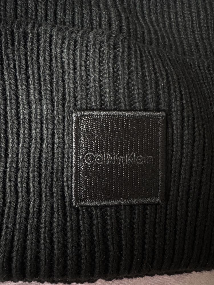 Чорна шапка Calvin Klein
