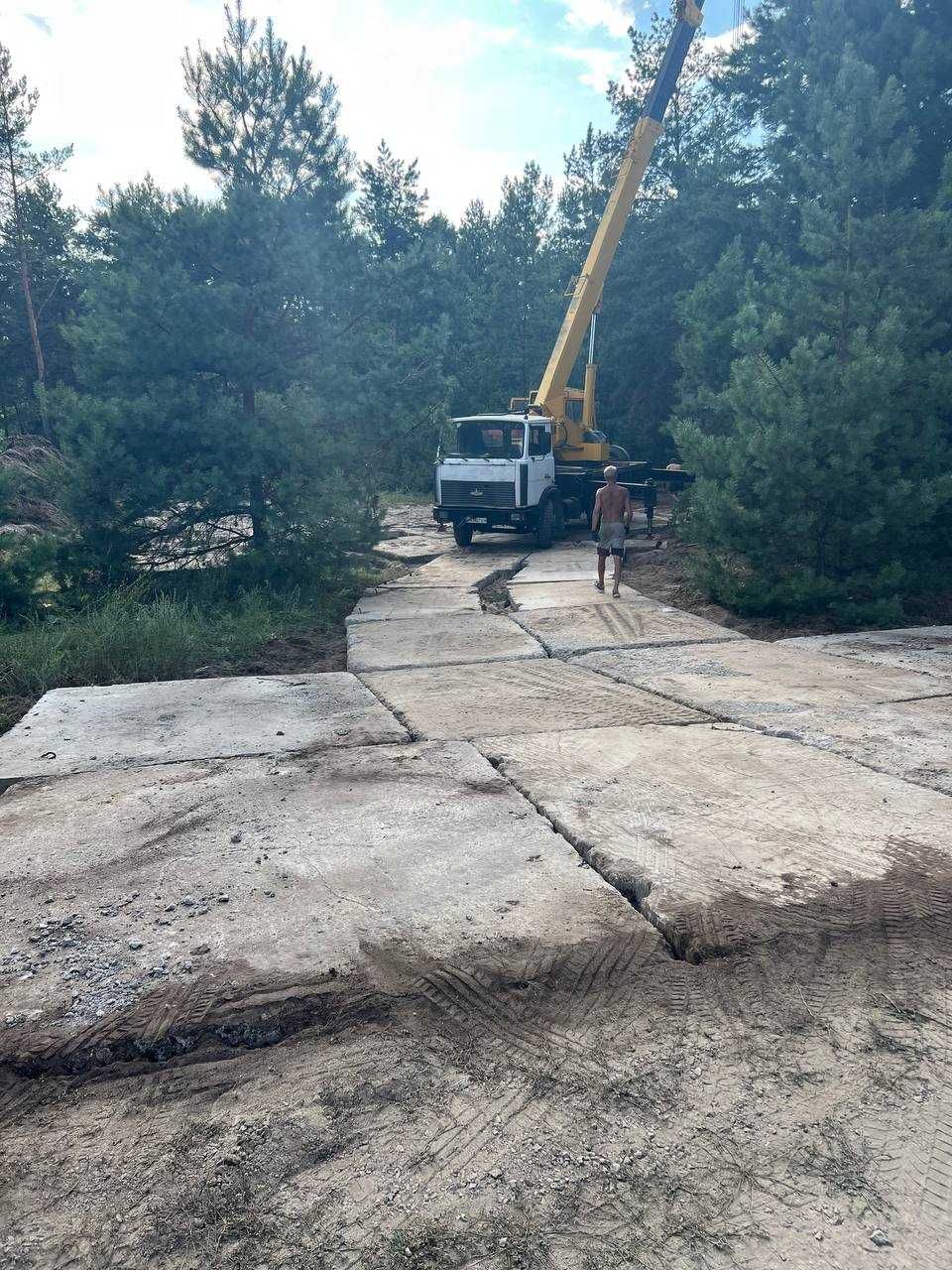 Дорожня плита , дорожняя плита .