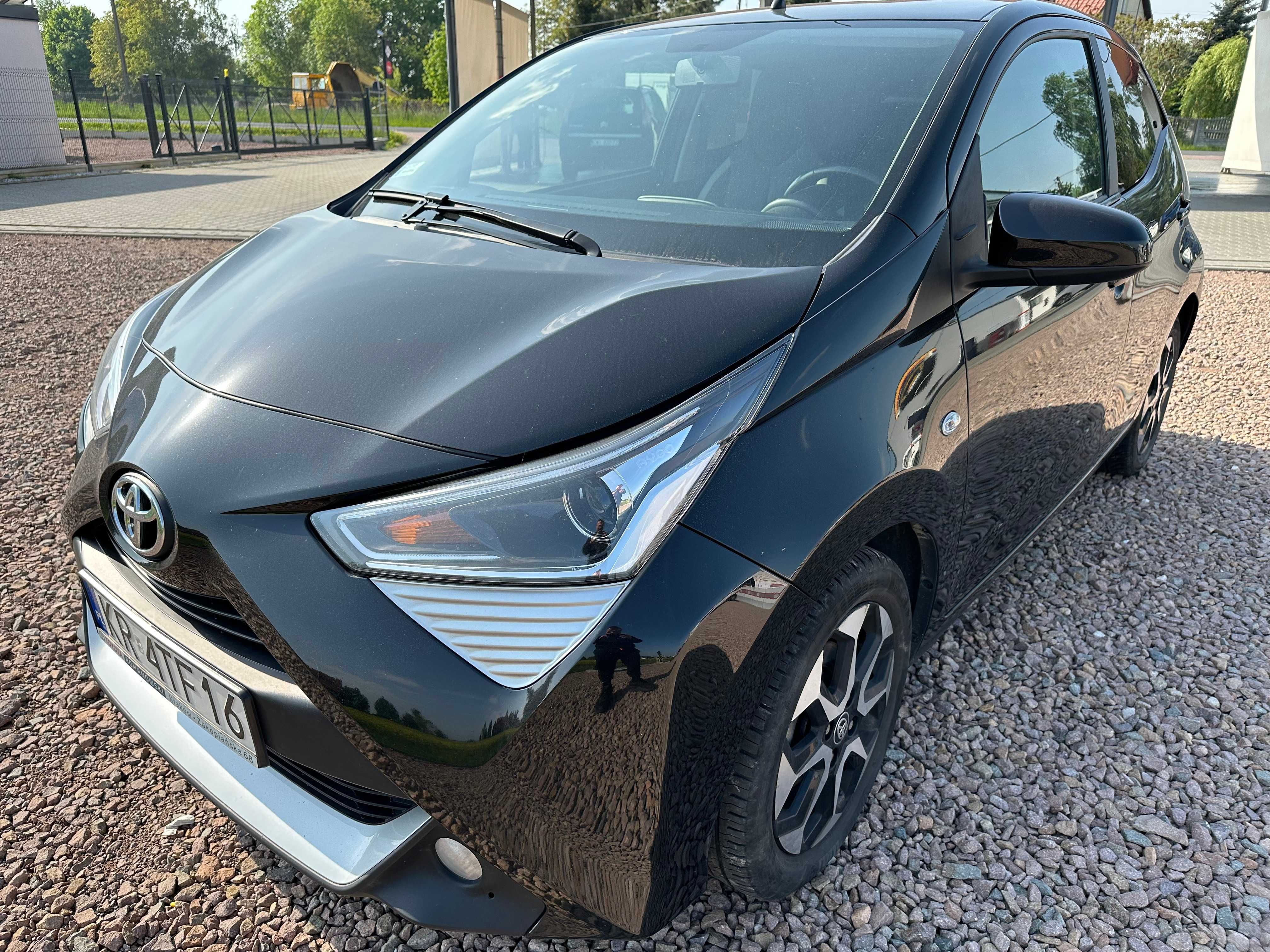 Toyota Aygo 1.0 72 KM X-Play + Style, czarna, 2020r Wynajem / Wypożycz