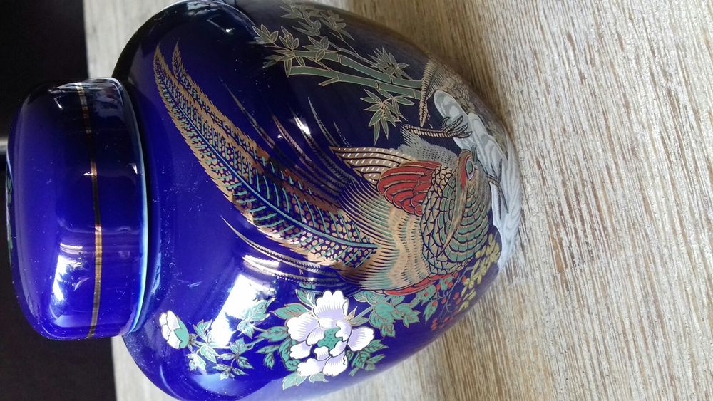 Amfora , wazon z kolorowym ptakiem