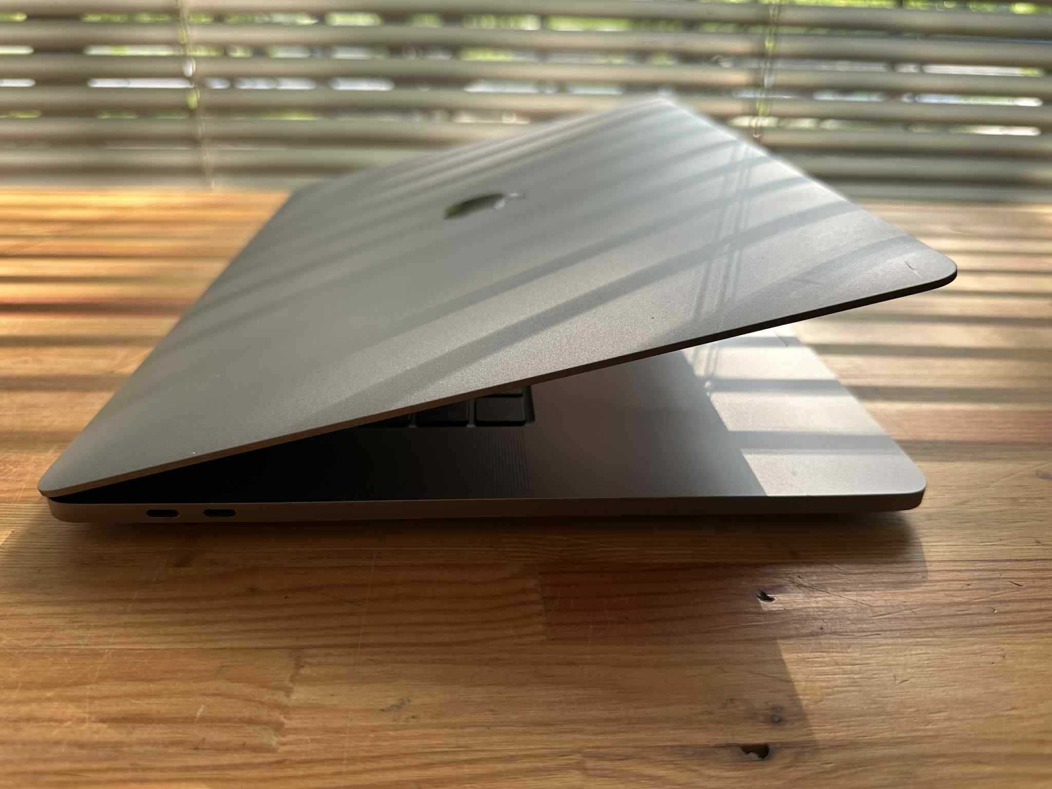 Laptop Apple MacBook Pro 16 i9 64gb 1tb A2141 1TB OSX26 8rdzeni A+