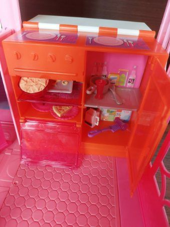 Domek Barbie plus szafa z akcesoriami oraz 8 lalek