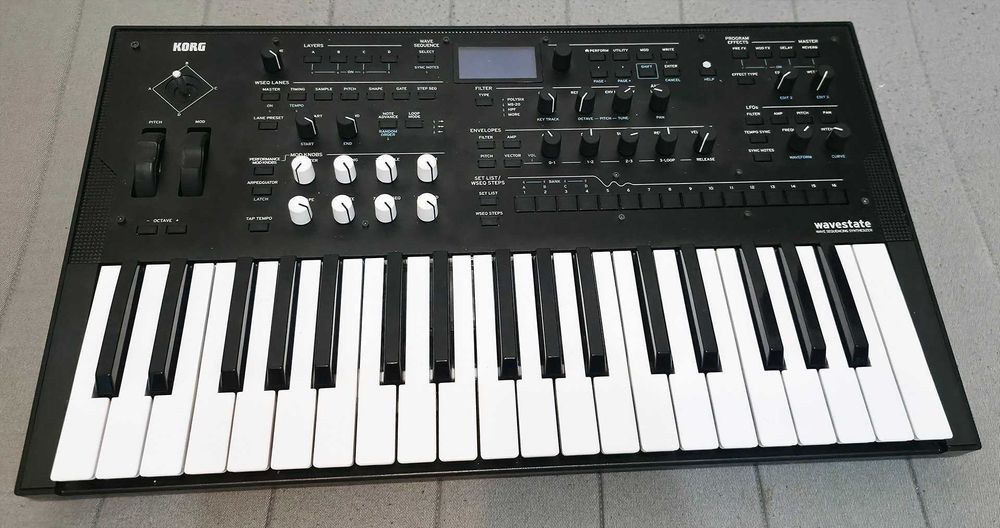 Syntezator Korg Wavestate zestaw (torba, narzuta, płatne brzmienia)