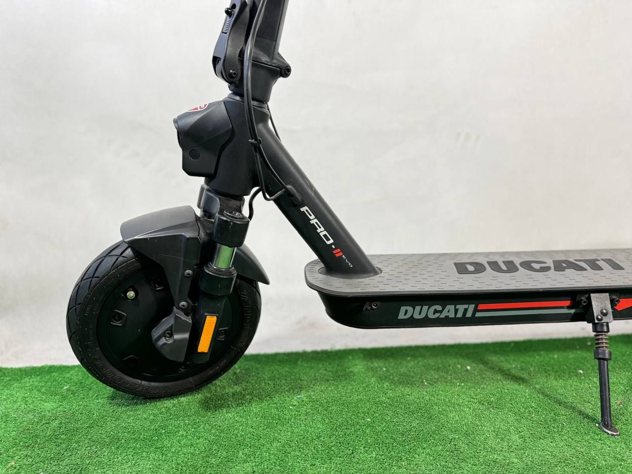 Hulajnoga Elektryczna Ducati Pro II Evo czarna 350W 20km/h 10"