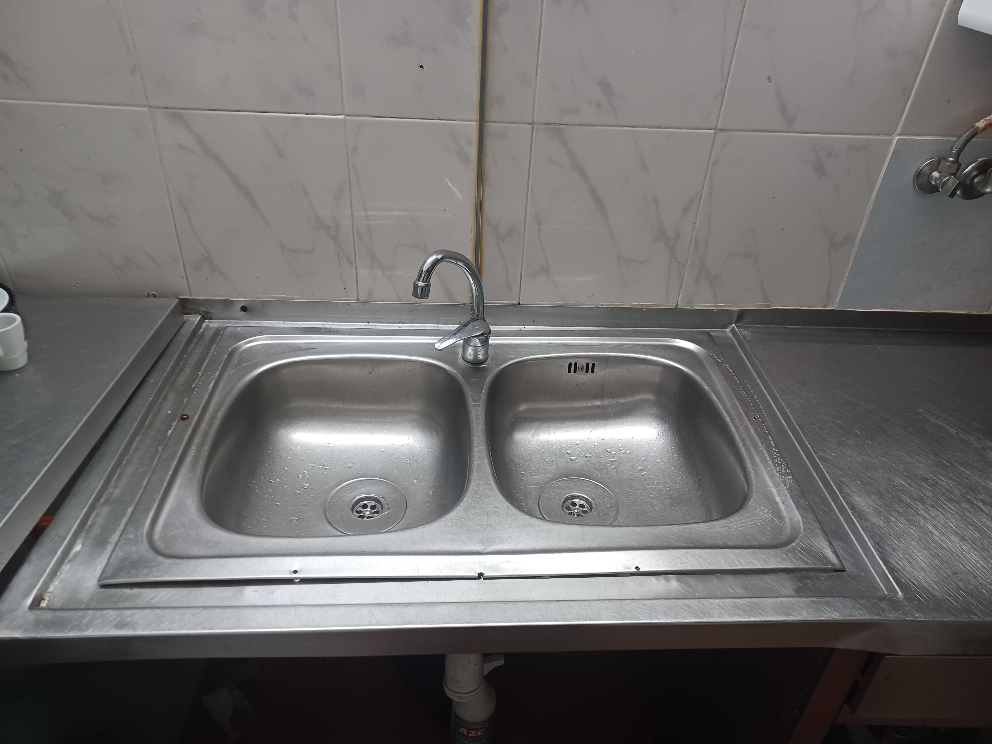 Balcão em INOX com lavatório duplo em ótimo estado de conservação