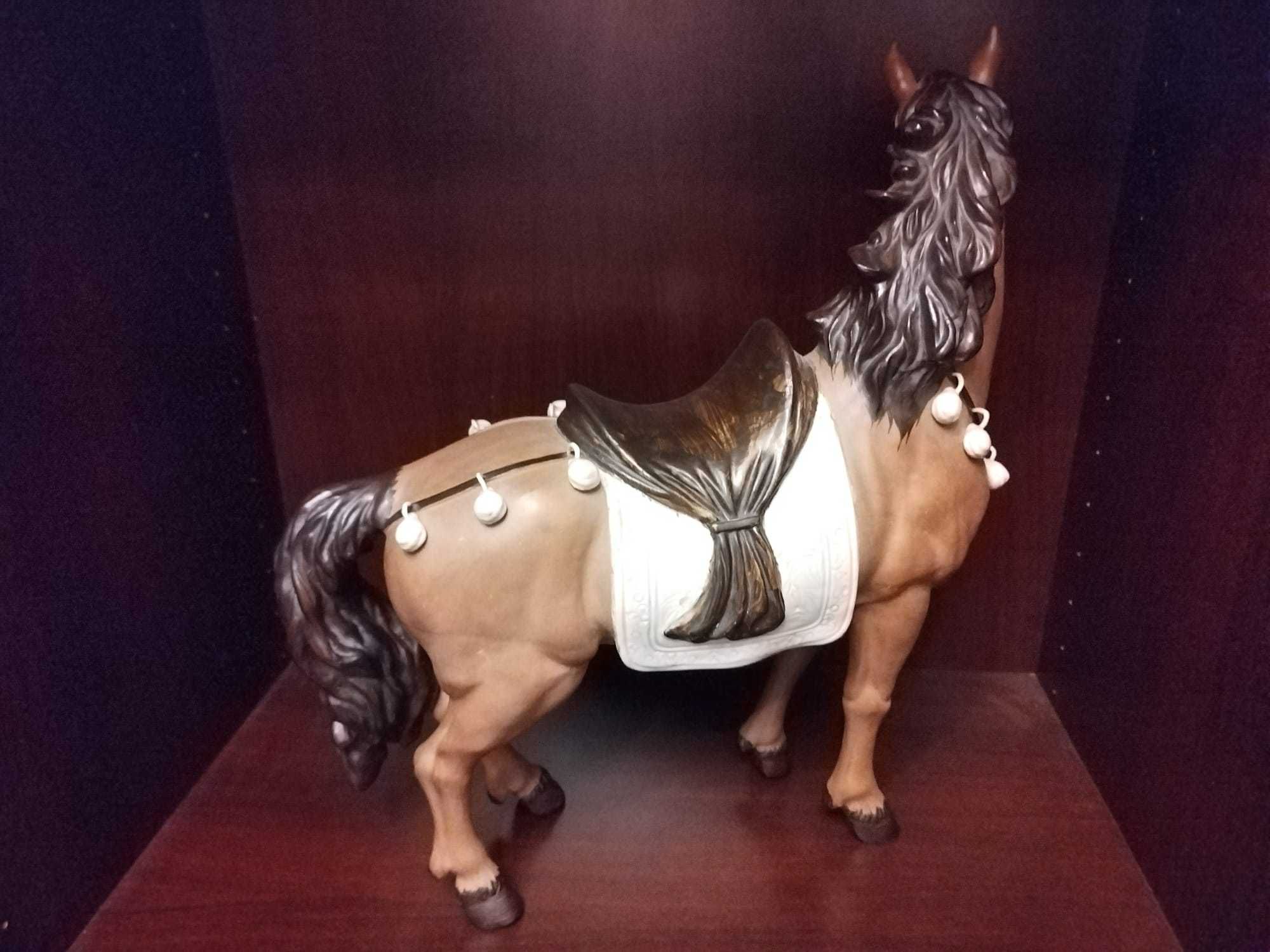 Cavalo em faiança com adornos  - Grande dimensão-raro