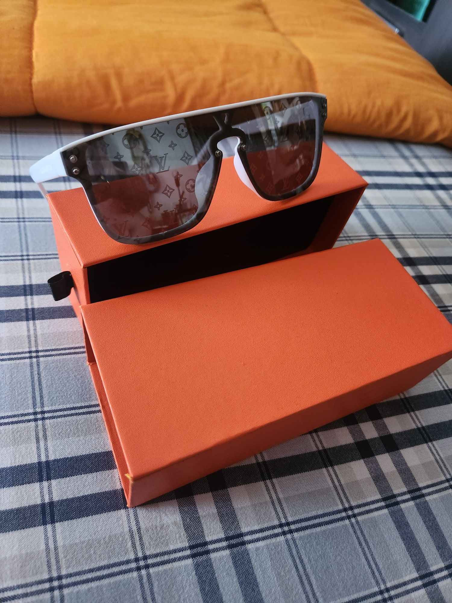 Óculos de sol novos