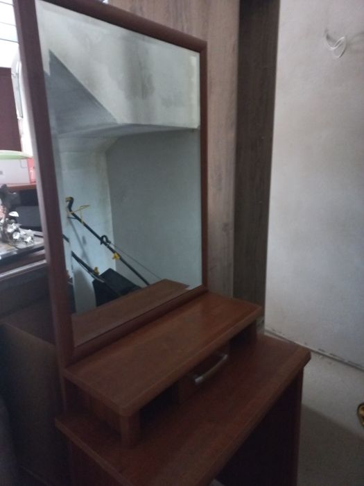 Toaletka z lustrem i szufladą