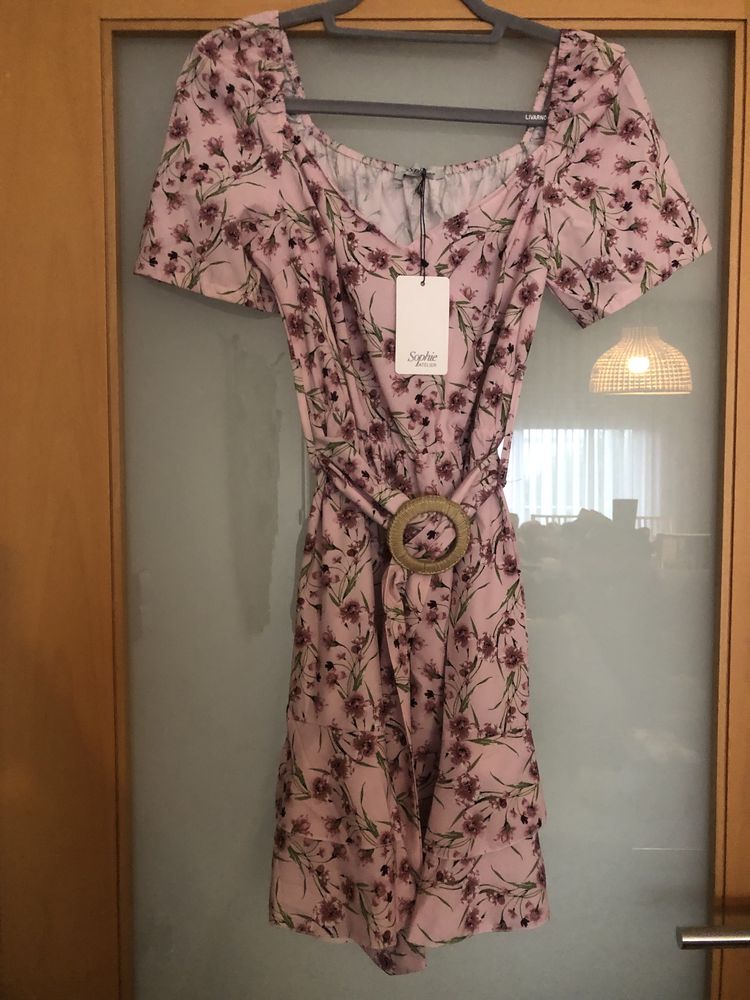 Vestido rosa com flores e cinto